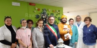 Il sindaco Massimo Isola consegna l’Impagliata al primo faentino nato, Othman Youssef