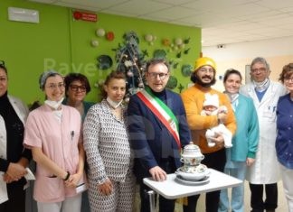 Il sindaco Massimo Isola consegna l’Impagliata al primo faentino nato, Othman Youssef