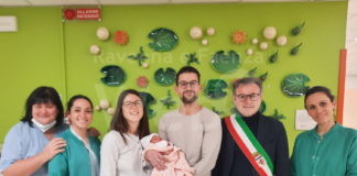Il sindaco consegna l’Impagliata anche alla prima bambina nata nel 2023