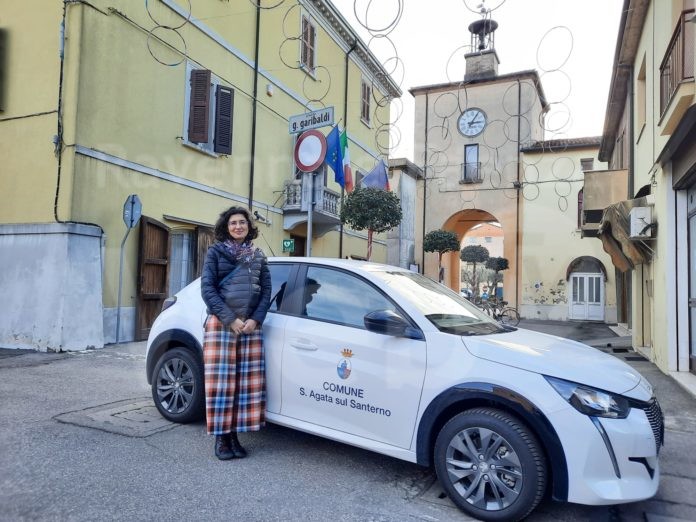 L'assessora Elisa Sgaravato con la nuova auto elettrica del Comune di Sant'Agata sul Santerno (1)