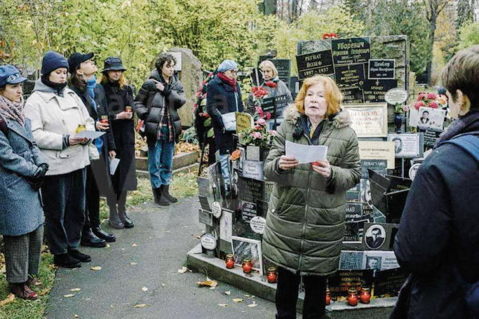 Lettura dei nomi delle vittime di Stalin durante una visita guidata con Memorial al cimitero Donskoye di Mosca, nonostante i pericoli. Foto NY TIMES