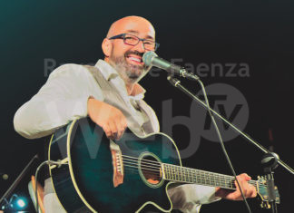 Voltana, domani sera il cantautore ravennate Michele Fenati presenta il suo ultimo album “Dall’altra parte del mare”
