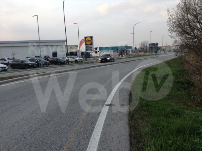 Via Bisanzio frontestante LIDL (mancano perfino le strisce pedonali)