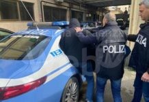 Minaccia i passanti e danneggia le auto in sosta. Poi prende a calci e pugni la volante della polizia