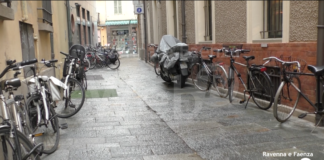 Strade in centro usate come bagni pubblici. La pioggia allevia gli odori