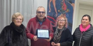 Una targa di riconoscimento al notaio Paolo Castellari per la sua generosità