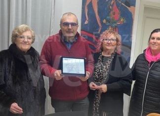 Una targa di riconoscimento al notaio Paolo Castellari per la sua generosità