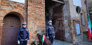 Giorno della Memoria, il sindaco Ranalli depone una corona alla lapide con i nomi dei 26 ebrei lughesi deportati e sterminati