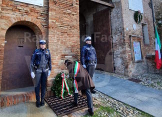 Giorno della Memoria, il sindaco Ranalli depone una corona alla lapide con i nomi dei 26 ebrei lughesi deportati e sterminati