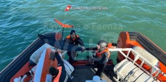 Surfista a largo della costa di Ravenna, salvato dalla Guardia Costiera | VIDEO