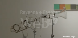 Visitatore rompe un’opera in vetro della mostra Prodigy Kid: “Cose che possono capitare”