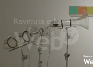 Visitatore rompe un’opera in vetro della mostra Prodigy Kid: “Cose che possono capitare”