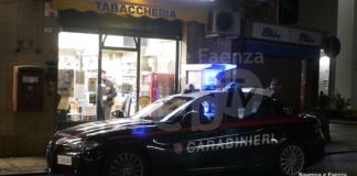 Rapina in tabaccheria: commerciante aggredita e bloccata con lo spray urticante