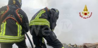 A fuoco il tetto di una casa