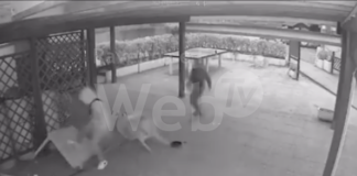 Si divertono a rompere sedie e tavolini in uno stabilimento balneare di Punta Marina