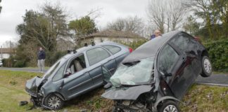 Violento incidente tra due auto a Barbiano, due feriti