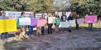 Attivisti, volontari di associazioni e cittadini si sono ritrovati oggi a Lido di Classe per un sit in nella “Pineta dei daini”