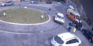 Postina in moto travolta da un auto finisce all’ospedale