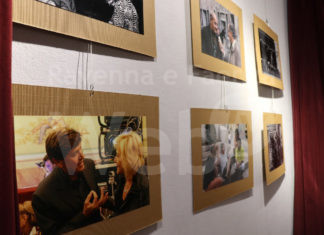 Prorogata la mostra “Spettacolosi”, artisti fotografati da Paolo Ruffini