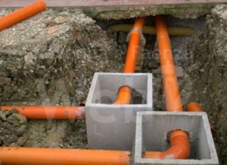 Lavori alla rete fognaria lungo via Emilia Ponente