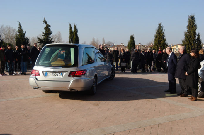 a8a376d9-ddc8-4c3f-991d-12c59c4ec599