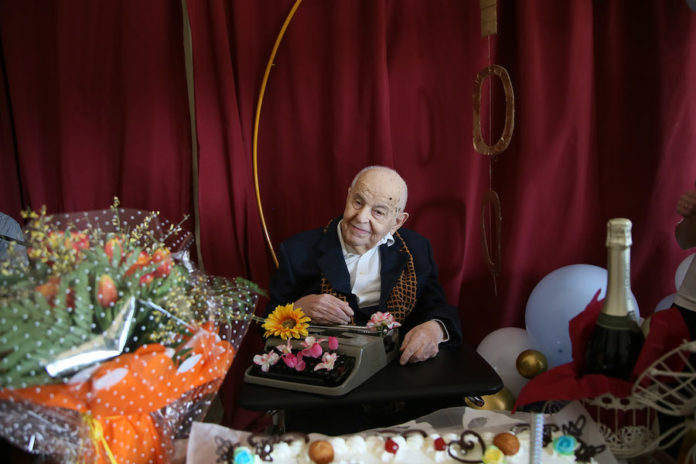 con la macchina da scrivere