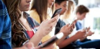 Telefono Azzurro, 50% dei ragazzi sta sui social 2-3 ore al giorno