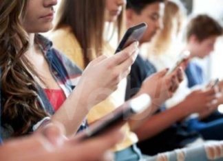 Telefono Azzurro, 50% dei ragazzi sta sui social 2-3 ore al giorno