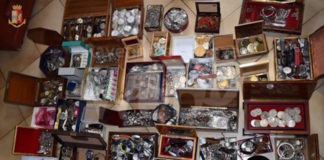 Nascondeva 6 milioni di euro di merce rubata. Tra diamanti, orologi di lusso, addirittura fossili e un dente di mammut. Denunciato un pensionato