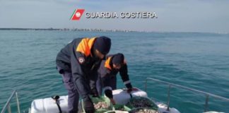 Pesca abusiva: Sequestrati 300 kg di vongole e lupini. Multa di 2000 euro al comandante dell’imbarcazione