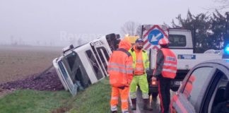 Incidente sulla provinciale Bagnara: Camion si ribalta, ferito il conducente