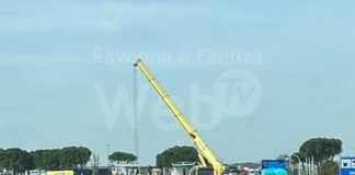 Incidente sull’Adriatica. Camion esce di strada