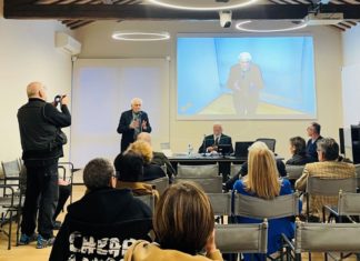 Italo Tomassoni presenta il catalogo e il percorso artistico di Giuliana Balice