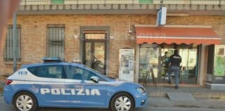 Rapina andata in “fumo”, punta la pistola finta al tabaccaio ma quest’ultimo reagisce con una stecca di sigarette mettendolo in fuga