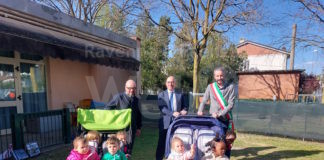 Cotignola: la Vulcaflex dona due passeggini multiposto all’asilo nido comunale «Il Cucciolo»