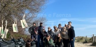 Casal Borsetti: Yoga e raccolta plastica, successo per l’iniziativa degli Ecocentrici