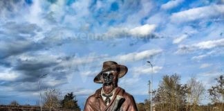 “Passatore stupratore”. Imbrattata la statua alle porte della città