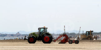 Cervia: parte la raspatura della duna di sabbia, le spiagge si preparano per la stagione balneare 2023