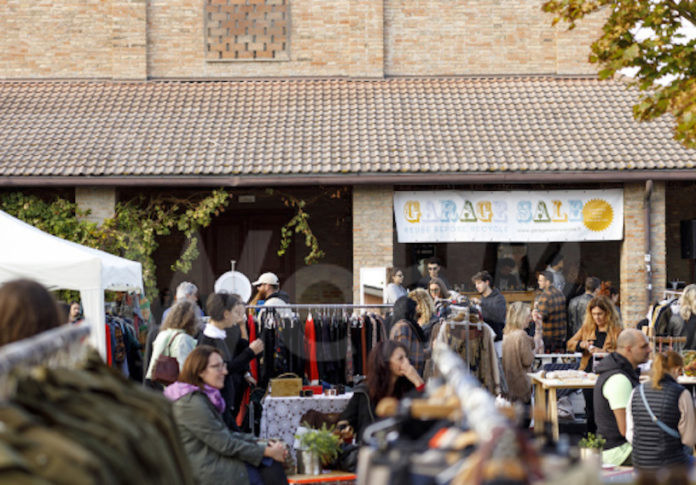 avventori-mercatino-garagesale-ravenna-alamgia-marco-parollo_copia