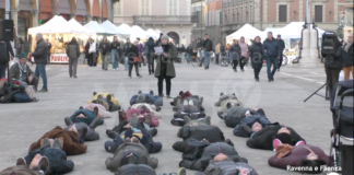 Strage di migranti a Crotone, azione teatrale in piazza a Faenza: “Lacrime di coccodrilli”