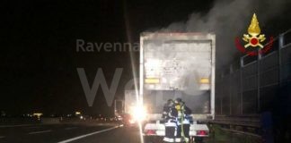 Prende fuoco sulla A14 un camion che trasportava pacchi, Intervengono i Vigili del Fuoco