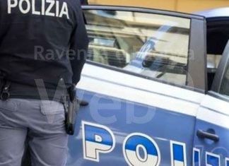 Ubriaco inveisce contro i poliziotti e li minaccia con una bottiglia