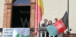 Il Comune espone la bandiera ufficiale dell’Afghanistan per esprimere solidarietà alle donne afghane