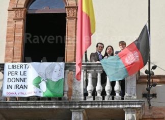 Il Comune espone la bandiera ufficiale dell’Afghanistan per esprimere solidarietà alle donne afghane