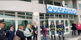 Donata alla Questura la mattonella “Fiori di Ravenna – Città amica delle donne”