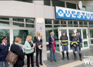 Donata alla Questura la mattonella “Fiori di Ravenna – Città amica delle donne”