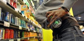43enne senza fissa dimora ruba cibo in un supermercato. Accusata per furto