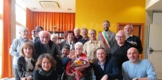 Teresa Montuschi compie 101 anni. Ama giocare a carte con i suoi amici