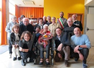 Teresa Montuschi compie 101 anni. Ama giocare a carte con i suoi amici