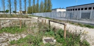 Ancisi (LpRa): Navetto pasquale a Marina. Parcheggio del Marchesato scambiatore di erbacce e rovine